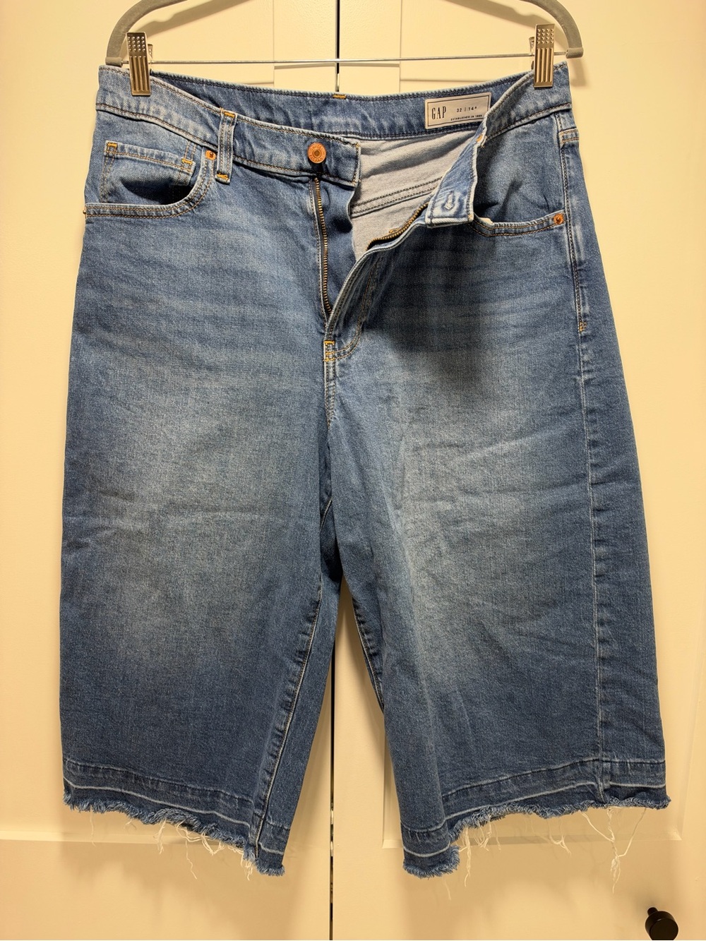 GAP women’s Mid Wash Denim Shorts